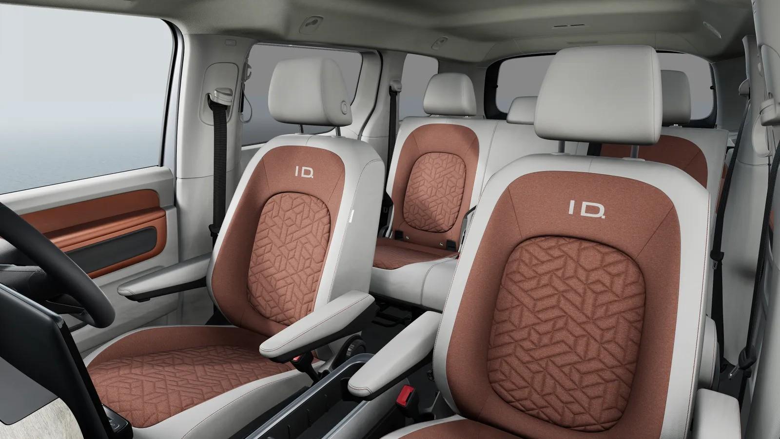Intérieur spacieux du Volkswagen ID. Buzz avec portes coulissantes ouvertes